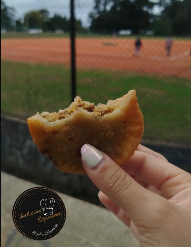 Chef preparando mandocas y arepas - Comida tradicional Venezuela